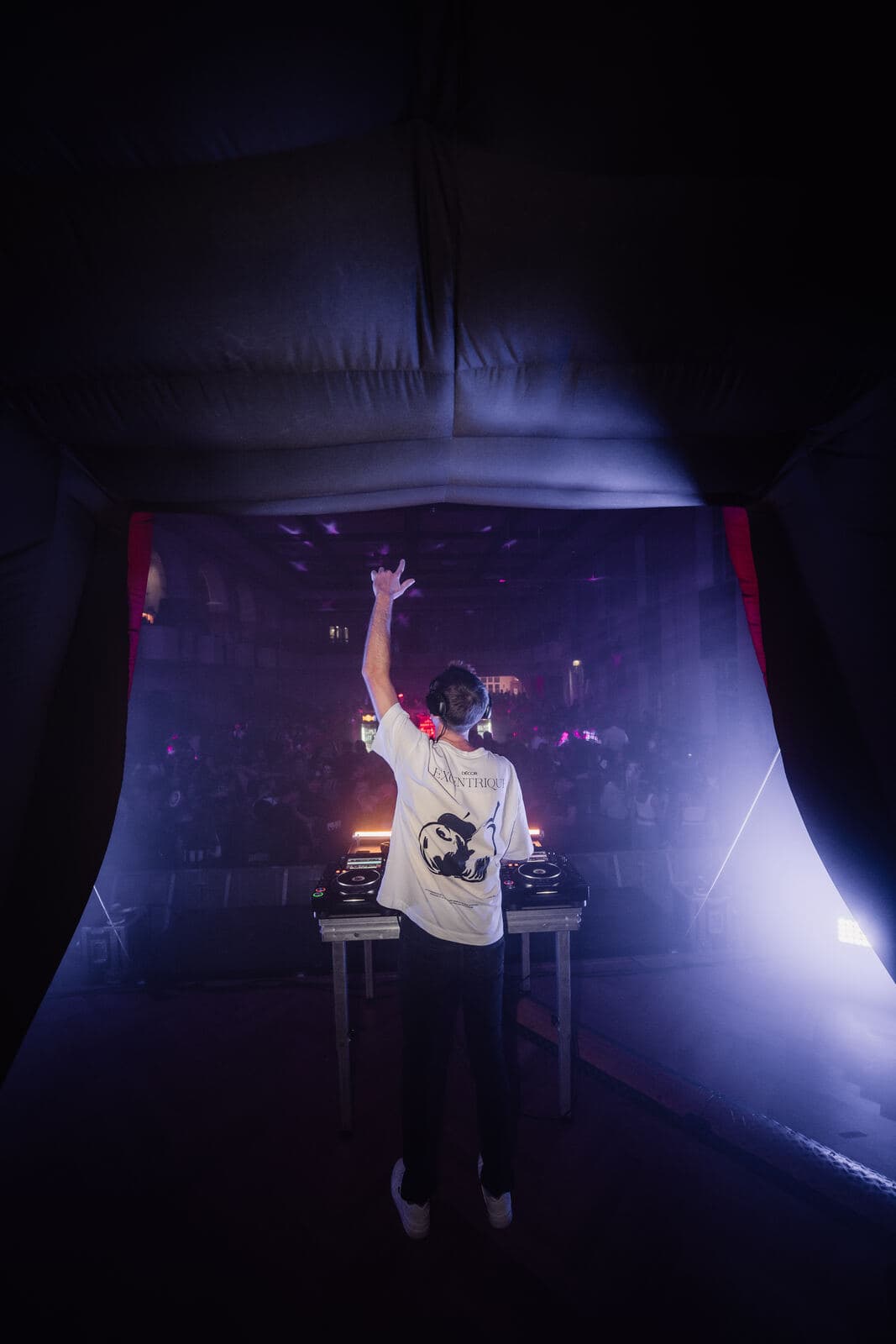 DJ als Silhouette im Nebel