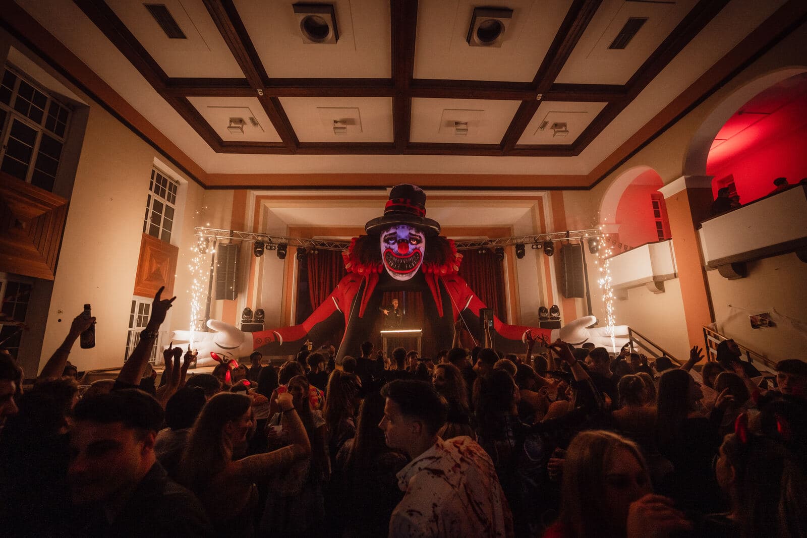 Volle Halle in Ried, der aufblasbare Clown über der Mainstage